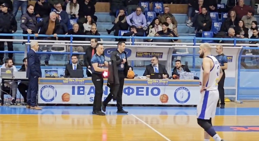 Διακοπή σε αγώνα μπάσκετ λόγω συνθημάτων για τα Τέμπη (ΒΙΝΤΕΟ)